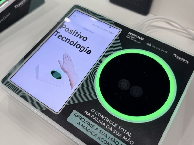 Positivo palm payment terminal at Autocom 2026 showing Palm Pay interface and multispectral palm sensor
